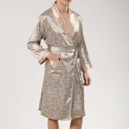 Peignoir de Chambre Homme Valmont – Robe de Chambre Satinée Motif Baroque avec Ceinture